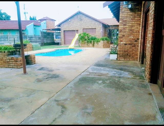4 BEDROOM FREEHOLD FOR SALE IN GREENHILLS